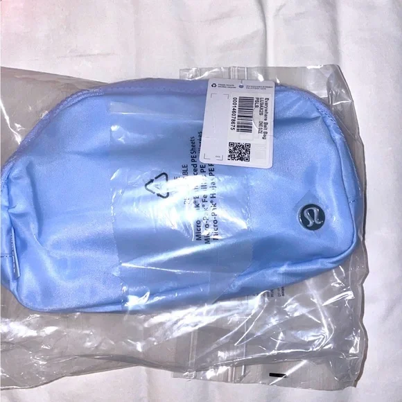 Lululemon Everywhere Belt Bag - 1L NWT Powder Blue - Picture 3 of 5